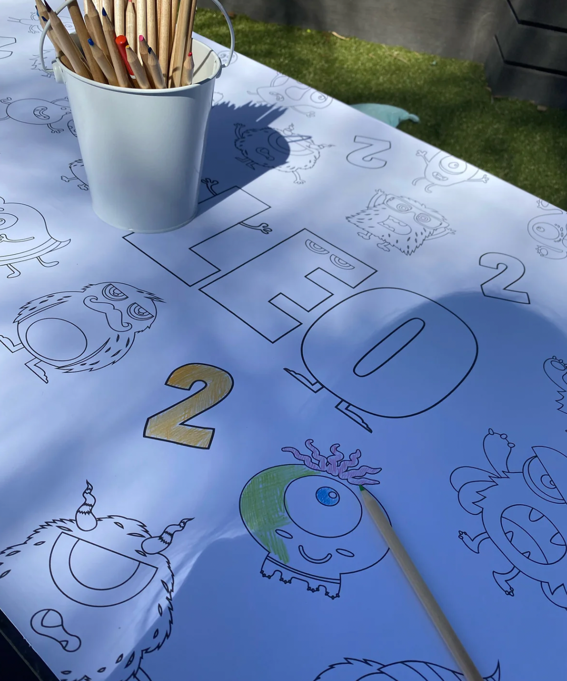 Kids colouring table